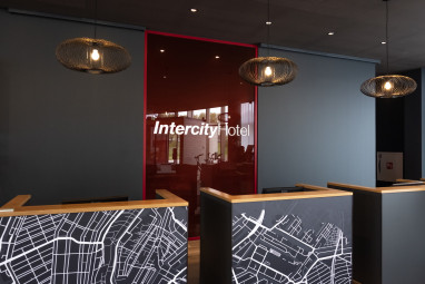 IntercityHotel Amsterdam Airport: Bar/hol hotelowy