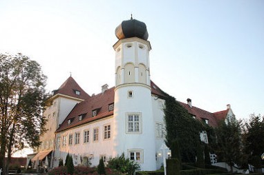 Schlosshotel Neufahrn: 外景视图