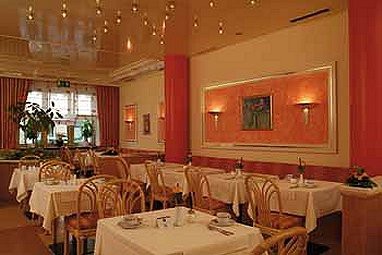 Favored Hotel Domicil: Ресторан