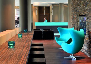 Motel One Hamburg-Airport: Bar/salotto