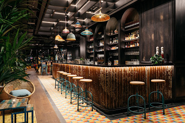 Ruby Zoe Hotel: Bar/salotto